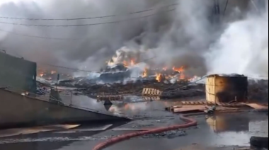 Feroz incendio con explosión arrasa almacén en Lurín y destruye viviendas cercanas