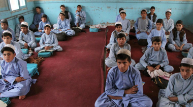 Talibanes imponen uniforme religioso obligatorio a estudiantes varones en Kabul