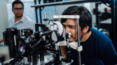 Científicos peruanos ganan Medalla de Oro en Ginebra por revolucionario diagnóstico ocular con IA