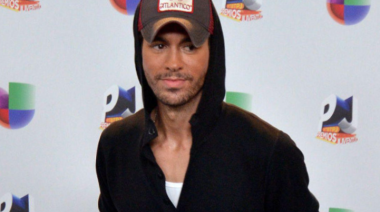 Enrique Iglesias cumple 50 años: éxito global, vida familiar y regreso a España tras seis años