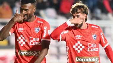 Cienciano golea 4-0 a Iquique y se ilusiona con los octavos de la Sudamericana