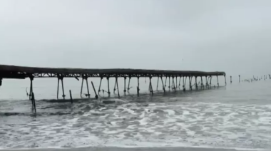 Oleaje destruye histórico muelle de Pisco construido en 1860