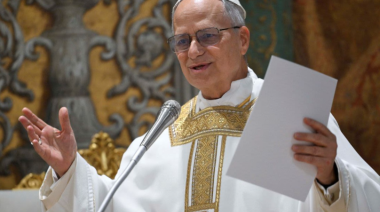 El papa León XIV inicia su viaje... ¡como estampilla postal!