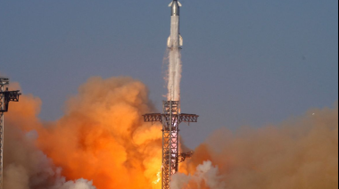 El cohete Starship de SpaceX alcanza la órbita pero se desintegra por fuga de combustible