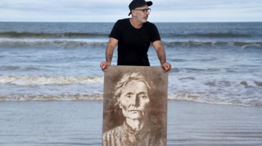 Retratos desde la arena y la IA: una exposición en Uruguay reconstruye el rostro de los ancestros inmigrantes