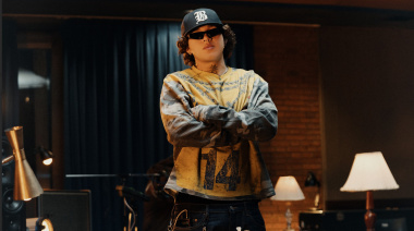 Beéle relanza “BORONDO” en versión acústica íntima y global