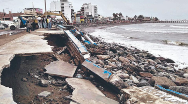 Oleajes destruyen vías y MTC declara emergencia en playas de Trujillo