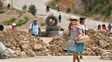 Gobierno autoriza vuelo humanitario a Bolivia, pero peruanos retornan por tierra