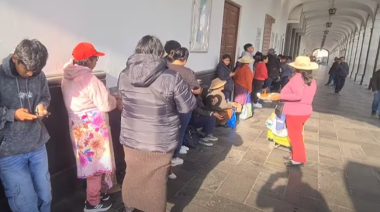 Madrugan por DNI: largas colas en la Municipalidad de Arequipa