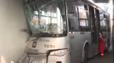Bus del Metropolitano choca contra puente México y deja decenas de heridos
