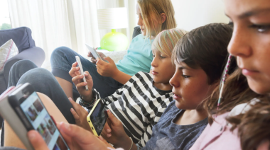 Redes sociales “devoran” la mente de menores, alertan expertos