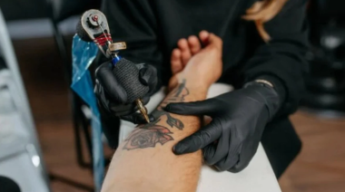 Estudios sugieren posible relación entre tatuajes y riesgo de cáncer
