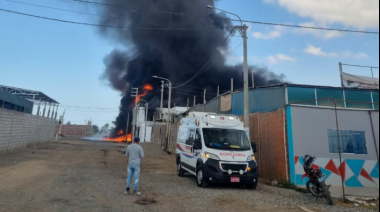 Incendio fuera de control en planta de aceite en Tacna: explosiones y falta de insumos complican respuesta