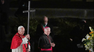 Papa León XIV protagoniza histórico gesto al cargar la cruz en Viernes Santo