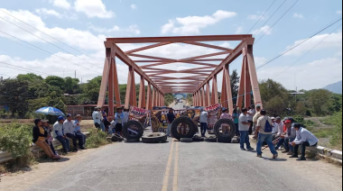 Paro agrario bloquea vías en cinco regiones y presiona al Gobierno