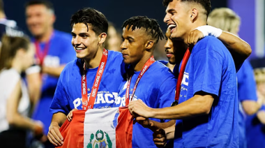 Matteo Pérez conquista título con Dinamo Zagreb y celebra con bandera peruana