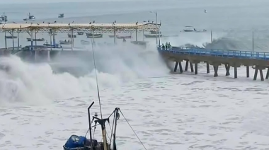 Marina activa alerta roja por oleajes extremos en la costa peruana