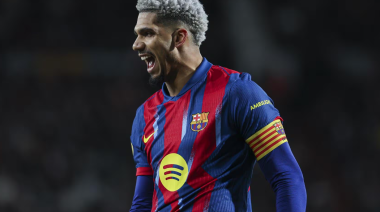 Ronald Araújo vuelve a Uruguay tras tratamiento de urgencia en España