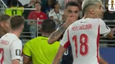 FIFA aplica nueva regla y desata debate: expulsan a jugador por taparse la boca en pleno partido