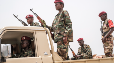 Ejército sudanés recupera zona clave y presiona a paramilitares