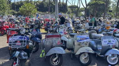 Miles celebran 80 años de Vespa en multitudinario desfile en Roma
