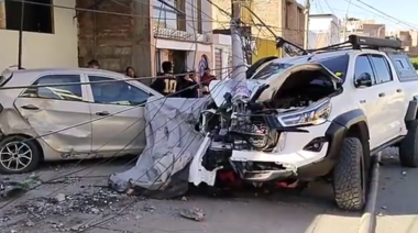 Camioneta choca contra poste y vehículo estacionado en Arequipa