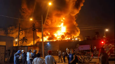 Voraz incendio consume fábrica de cosméticos y alarma a vecinos de Los Olivos