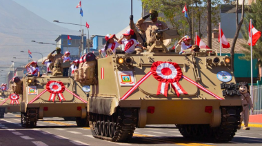 Padres ocupan espacios desde la noche para ver la Parada Militar