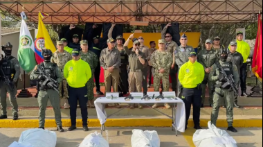 Presidente de Colombia exhibe cadáveres de cuatro abatidos durante operativo policial