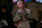 Neymar firma con el Santos y se pone el legado de Pelé: Regreso triunfal con el número 10