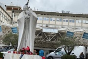 El Papa Francisco muestra signos de mejoría tras jornada crítica en hospital Gemelli