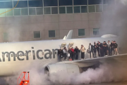 Incendio en avión de American Airlines tras aterrizaje en Denver deja 12 pasajeros hospitalizados