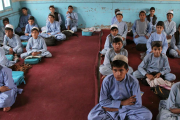 Talibanes imponen uniforme religioso obligatorio a estudiantes varones en Kabul