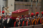 Así será la tumba del papa Francisco: Sencilla, en tierra y con su cruz del Buen Pastor