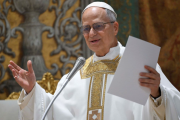 El papa León XIV inicia su viaje... ¡como estampilla postal!