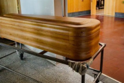 Una mujer de 88 años fue dada por muerta y despertó en el ataúd: investigan a la forense por negligencia
