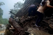 Seis muertos tras huaico que arrastró camioneta al abismo en Anco
