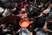 Israel cierra centros de ayuda tras matar a casi 100 personas en un solo día