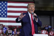Trump firma nueva orden ejecutiva y prohíbe ingreso de ciudadanos de 12 países por "riesgo a la seguridad nacional"