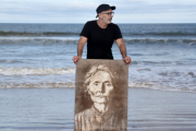 Retratos desde la arena y la IA: una exposición en Uruguay reconstruye el rostro de los ancestros inmigrantes