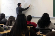 Docentes sin maestría ni doctorado seguirán dictando clases universitarias tras nueva ley del Congreso