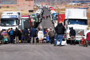 Bloqueos en Bolivia dejan atrapados a peruanos en carreteras