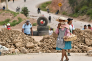 Gobierno autoriza vuelo humanitario a Bolivia, pero peruanos retornan por tierra