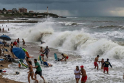 Ola gigante mata a turista y deja 35 heridos en Argentina
