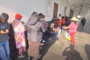 Madrugan por DNI: largas colas en la Municipalidad de Arequipa