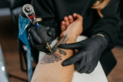 Estudios sugieren posible relación entre tatuajes y riesgo de cáncer