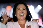 Keiko Fujimori lidera resultados preliminares y espera a su rival