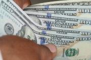 Precio del dólar cayó en Perú y tipo de cambio abrió en S/3,454 este 8 de mayo