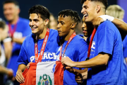 Matteo Pérez conquista título con Dinamo Zagreb y celebra con bandera peruana