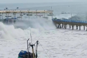 Marina activa alerta roja por oleajes extremos en la costa peruana